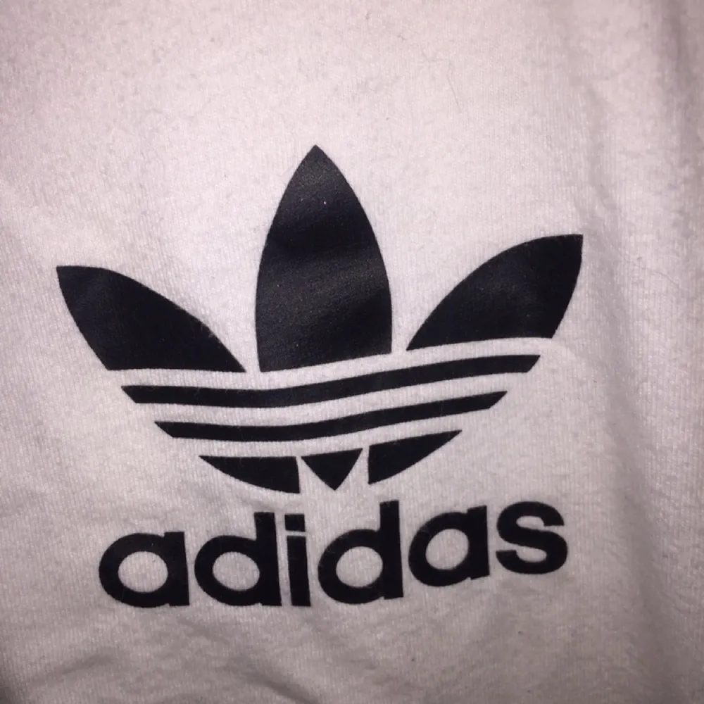 Adidas tisha, nästan helt oanvänd, kan mötas upp för köp i Sthlm annars går frakten på 35kr✨✨. T-shirts.