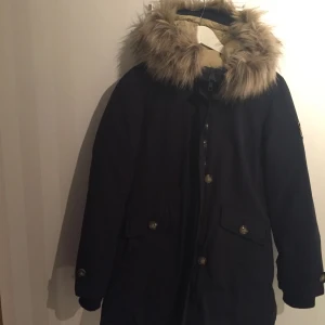  - Mörkblå/svart vinterjacka med fuskpäls krage, storlek S/M. Inköpt förra året för 1200kr och använd fåtal gånger. 