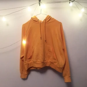  - Senapsssssguuuuuul 💛 haha älskart!! Nej men supermysig hoodie från Monki som jag har använt för lite för att kännas rättvist   FRI FRAKT 🌻🌹