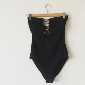  - Svart baddräkt från H&M i storlek 38. Superfin att ha som body/top under byxor! I nyskick.