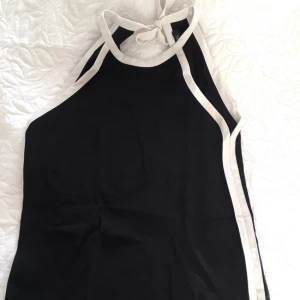  - De vita detaljerna har blivit missfärgade efter en tvätt. 