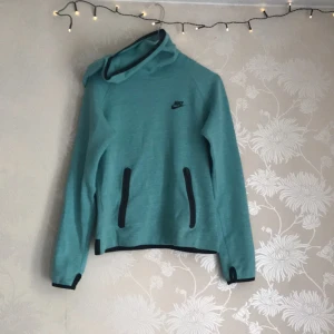  - Nice tjocktröja från Nike med stor mysig huva och bra fickor. Lite nopprig fram men går att ta bort. 