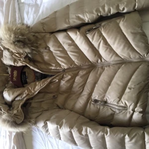  - Hollies jacka, fint skick. St 38. 2000:- eller bud