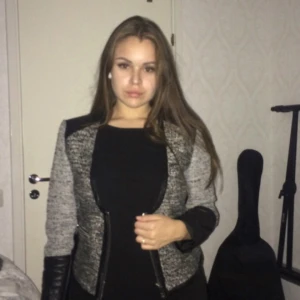  - Jacka med fake-skinn detaljer, jätte bekväm och fin, köparen står för frakt, kan annars mötas upp i Stadshagen, Kungsholmen 