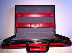 Red leather travel office brief case with lock. - Red leather travel office brief case with lock.