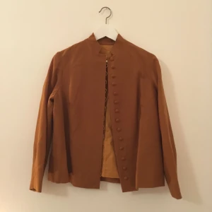  - 🌸✨Superfin välsydd  jacka med klädda knappar ✨🌸