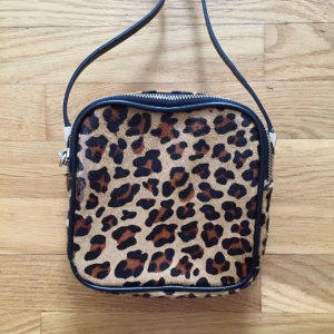  - Jättesöt väska från zara! Ett stort fack spm öppnas med dragkedjor från båda håll. Pälsliknande material. Väldigt bra skick. Axelrem i fuskskinn. Gulddetaljer på sidorna av väskan, se bild 3. Skiftningen i färgen är pga av att min hand speglades.  Skickas mot en frakt på 45kr. 