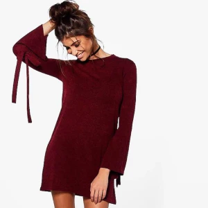  - Supersnygg klänning! Ser precis ut som på bilden men var tyvärr lite liten över bysten på mig, därav oanvänd . Står att den ska motsvara en 38 men är nog snarare en 36a. Möts i Bergshamra eller skickas mot frakt. Säg till om du vill ha fler bilder!