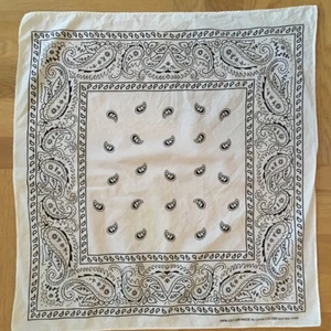  - klassisk bandana. går att använda som accessoar på många olika sätt, men jag brukade rulla ihop den som på sista bilden och ha som ett hårband till rött läppstift och eyeliner. kmr lägga upp många annonser närmsta tiden och ju fler plagg du vill ha, desto större mängdrabatt får du. möts upp i sthlm eller skickar om du betalar frakten.