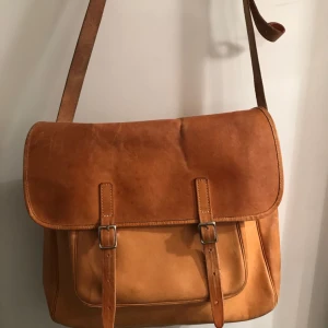  - Fin skinnväska. Ca 30 cm bred. Några repor på baksida.