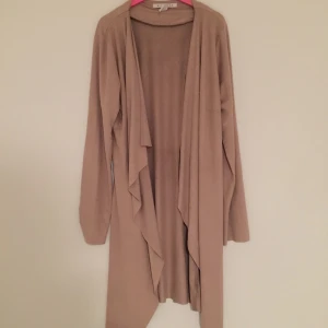  - Beige suede trenchcoat från Nelly i storlek XS, bra skick! Kan användas som kofta eller sommarjacka. Köpare står för frakt 🌟 