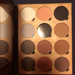  - Helt ny Contour Palett från Lunatick med allt du behöver för att göra en full contour( highlight, contour och rouge/blush) jag har tagit två stycken pans ur paletten och bestämt mig för att sälja resten (som är alltså helt oanvända), vilket är det som ni ser på bild! Den är självklart äkta, batch nr syns på bild nr 3.  Funka perfekt att använda på andra då den har en mängd olika nyanser, men även på dig själv då man ser lite annorlunda ut beroende på årstid. Det bästa är att man kan plocka ut det man vill ha och ha det med övriga pans i en Z palette och spara på utrymme i sminkväskan eller på resan. Pris kan diskuteras.  100% Vegan Talc Free Paraben Free Cruelty Free /Ej testat på djur Proudly Vegan & Cruelty Free approved by Logical Harmony & PETA.  Den har kostat mig runt 700kr ex frakt o tull.