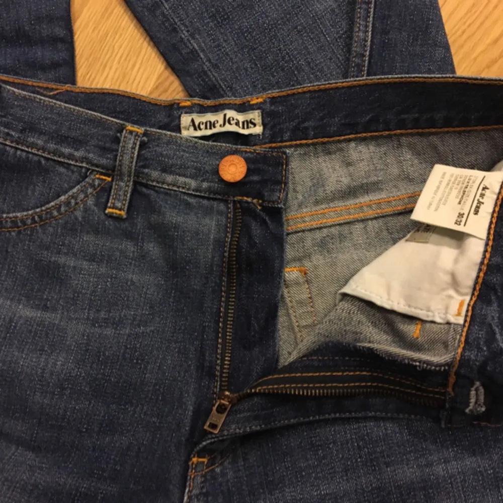 Måste tyvärr sälja dessa fina jeans från Acne då de inte passar mig längre. De är i superfint skick. Storlek 30/32. Köparen står för frakten. . Jeans & Byxor.