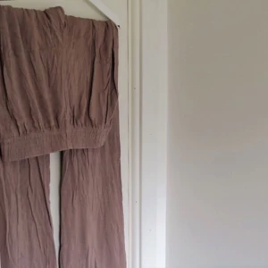  - Riktigt mysiga camelfärgade byxor. Otroligt mjuka med resår i midjan så passar även strl 36 lika fint som 34. Dessa är endast testade då de är alldeles för långa för mina korta ben! Kostar ytterligare 45kr om dem ska fraktas. 💎3 FÖR 2 PÅ ALLA ANNONSER💎  