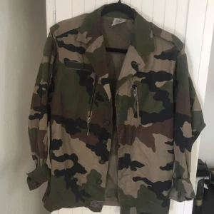  - Säljer en favoritjacka i camouflagegrön i strl S. När den sitter på är den lite oversized, annars vanlig i storleken! 😊