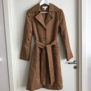  - Trench i mockaliknade material. Superfint skick!