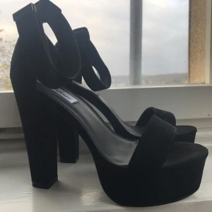  - Skor köpta på nelly.com endast testade hemma. Egentligen 38 men pyttelite för stora. 