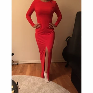  - Elegant röd maxiklänning. Slits framtill och öppen rygg med en knapp i nacken. Passar perfekt till bröllop eller fest  *OBS Detta är samma klänning som på en av mina andra annonser. Ville bara visa hur klänningen sitter på då många frågade. 