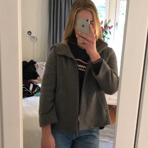  - Jättefin grå höstkappa från Zara! Storlek M men sitter mer som en S! 
