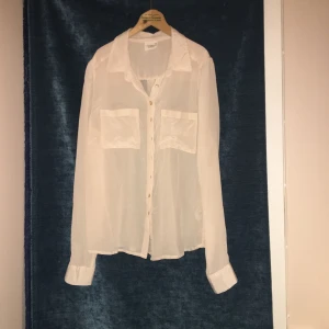  - Ljusrosa | beige tunnskjorta i 100% silke. Passar vardag och fest!