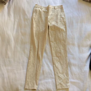  - Benvita kostymbyxor med vackert mönster 