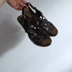  - Bruna klackskor som jag använt ganska mycket. Mycket bekväma. Repor på klacken (se bild)