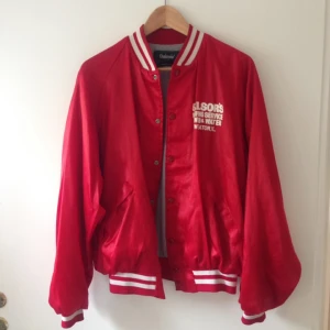  - Supersnygg röd baseball jacka ⚾️ 