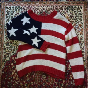  - Mysig & cool stickad tröja. Perfekt om du vill sticka ut och va sjukt bekväm samtidigt! Använd max 5 ggr. Frakt tillkommer och bud mottages!