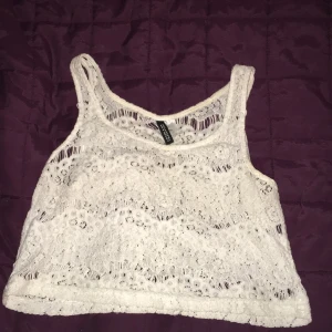  - Bild 1: vitt lace linne från H&M Bild 2: grå kortärmad t-shirt från brandy Melville 