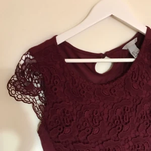  - En vinröd blus från H&M.