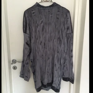  - Blå/grå sammetsklänning från Missguided, inköpt förra året. Liten stående polokrage. Lite Oversized och faller fint, passar därför strl 34-38 beroende på önskad passform. Frakt tillkommer.