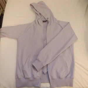  - Pastell-lila tjocktröja i Strl L, men liten i storleken så är mer en M! I använt men fint skick.