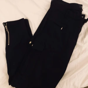  - Snygga och bekväma cargobyxor från River Island. Figurnära🍑 problemet är att bakfickans sömmar är av, men går enkelt att sy tillbaks! Därav det låga priset. Nypris 499kr.