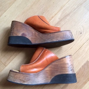  - Vagabond-kilklacksskor med platåklack i storlek 36. Bekväma. Ganska tunga. 90-tal. Köparen betalar frakten eller så möts vi upp i Halmstad. 