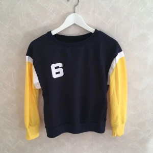  - Sprillans ny snygg tröja med collagestuk. Tryck på ena bröstet. 