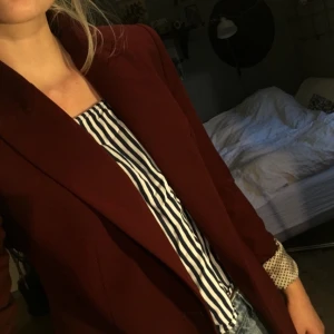  - Fin vinröd kavaj jacka från ZARA med små stjärnor på innerfodret. 