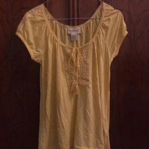 - Gul Ralph Lauren blus , använd 1 gång, saknas en knapp längst upp men det syns inte. 