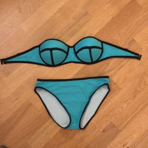  - A blue triangle bandeau bikini. New, never used. Comes with removable and reattach-able straps. Feel free to ask any questions.   En blå bikini som var aldrig använd, helt ny. Kommer med axelband som man kan ta av och sätta på igen.  Tveka inte att ställa frågor. 