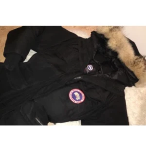  - Canada Goose storlek L! Det kan vara äkta päls (kan inte garantera 100% på att det är äkta, då det ej finns bevis) men pälsen är väldigt väldigt fin, men märket är ej äkta.  Den är i nyskick och använd ungefär 3 veckor under förra vintern. Kan fraktas!