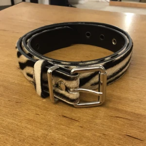  - Skitfint zebramönstrat skärp från HOPE Sthlm 🌸!  Aldrig använt  100% läder  Stl 90 = 110 cm Ordinariepris : 995:-