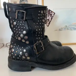 Säljer nu mina primeboots som blivit för små. Inköpta för 3299 på Raglady för ca 6 år sedan. Bootsen är i läder och är lättskötta med ett skovax. 