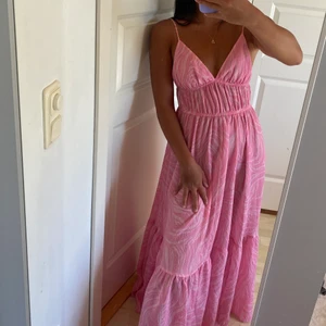 HM långklänning i storlek 36 HELT OANVÄN - Maxiklänning ifrån H&M i storlek 36/S, helt oanvänd. Får tvingas lägga upp igen pga oseriösa köpare. Finns kvar sålänge det inte står såld, markeras ej som såld förens jag fått betalning. Frakt TILLKOMMER på 63kr SBF. 