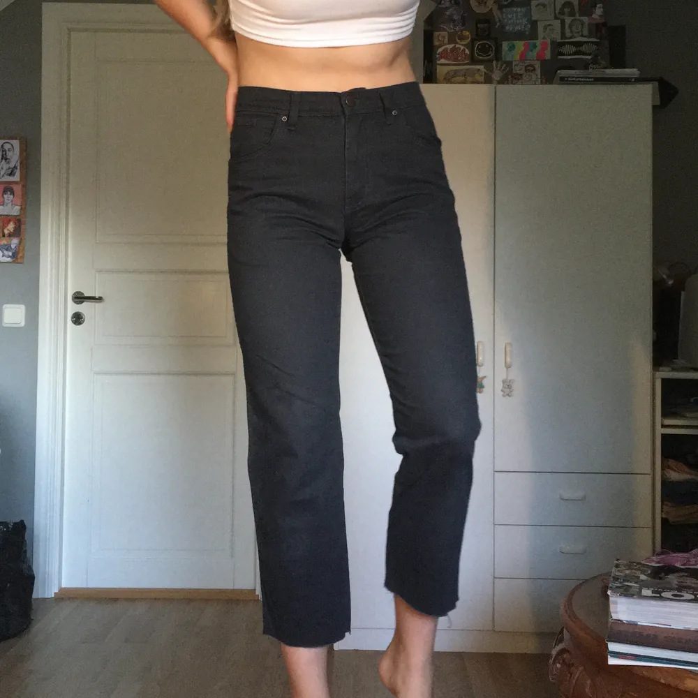 Ett par wrangler jeans i snygg mörkgrå färg. De är storlek W30 L32, men avklippta i benen. Om någon är intresserad kan jag ta mått. De är i fint skick🥰. Jeans & Byxor.