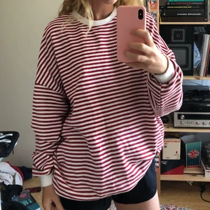 Randig Collegetröja - En vit och röd randig collegetröja ifrån bikbok. Använt skick. Står strl xs/s men väldigt oversized så passar m o möjlgtvis x också.