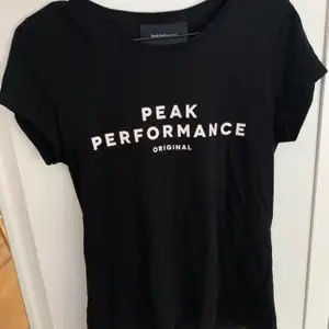 Stilren, svart t-shirt från Peakperformance. Knappt använd och är i storleken XS. ~Kan mötas upp i Stockholm eller skicka med frakt~ 💞