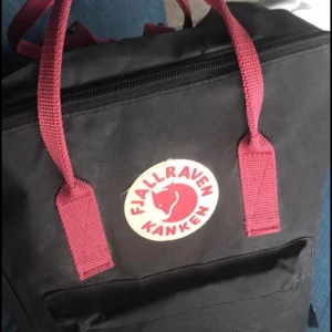 Kånken fjällräven 16L - Bättre bilder! Sänkt pris! Redan inslagen och klar vägt hos posten kostar 6 frimärken. Kan mötas i linköping.  Ordpris 999kr eller 1600 i göteborg några år sedan, mycket sparsamt använd. Har titeln oxblood pga vinröd och svart.