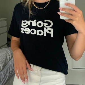 T-shirt - Svart t-shirt från Hope. Ganska bra märke och bra skick. Säljer för 110kr+29kr frakt.🦋🦋