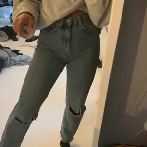 Super fina jeans från weekday med hål på knäna 💞 mycket bra skick, pris kan diskuteras!! Köpare står för frakt men kan annars mötas upp💖