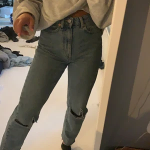 Weekday jeans - Super fina jeans från weekday med hål på knäna 💞 mycket bra skick, pris kan diskuteras!! Köpare står för frakt men kan annars mötas upp💖