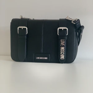 Väska - Axelremsväska. Helt ny. Ordinariepris 2 349kr. 